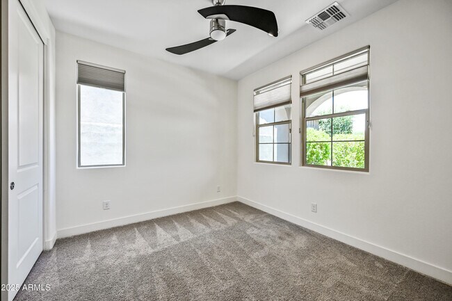 Building Photo - 17163 W Thousand Oaks St