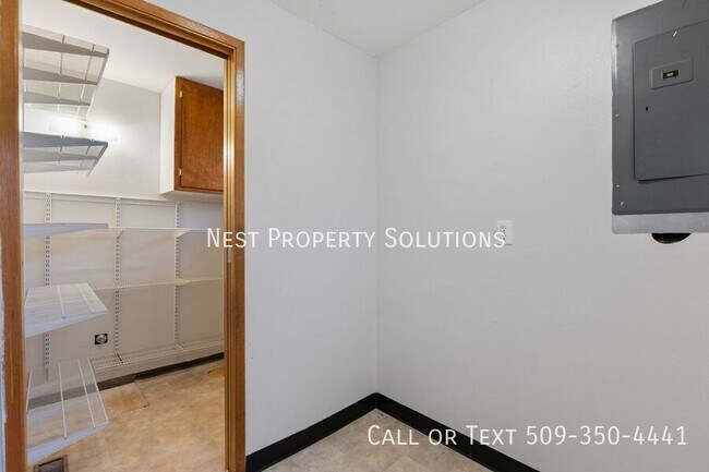 Building Photo - 603 N Crestview Dr