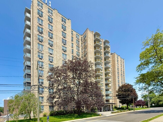 Building Photo - 1 Strawberry Hill Ct