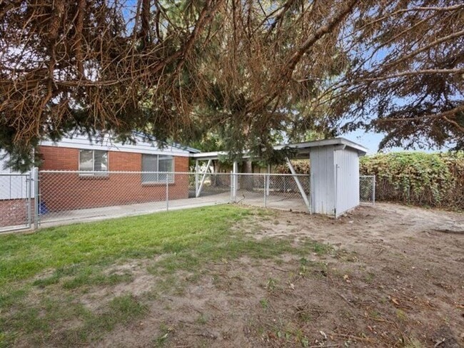 Building Photo - 2620 W Clearwater