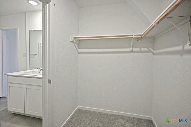 Building Photo - 527 Sarah Wy