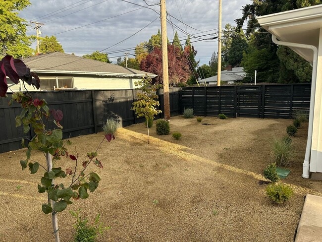 Building Photo - Luxury 2 bedroom 1 bath duplex in a great neighborhood!