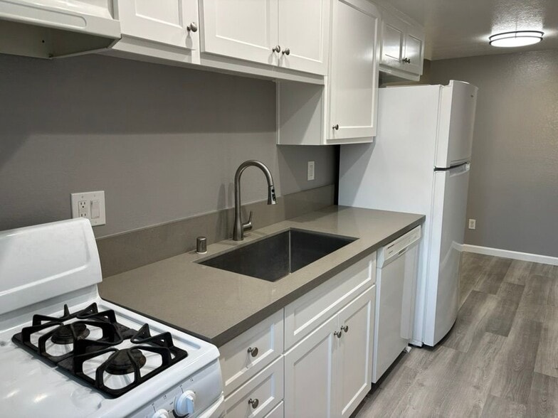 Building Photo - 16971 Hoskins, 3