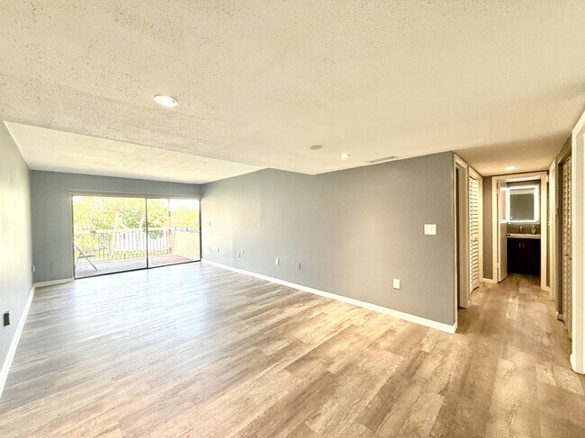 Building Photo - 785 S Village Dr