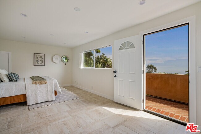 Building Photo - 620 Resolano Dr