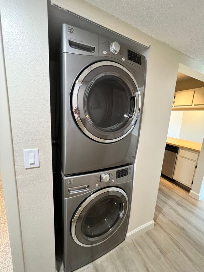 Building Photo - Beautifully Updated 2 Bedroom, 2 Bath Top ...