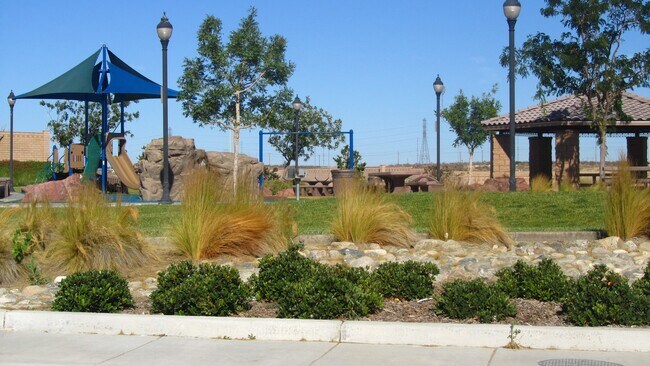 Building Photo - Eco-Friendly Home in Victorville