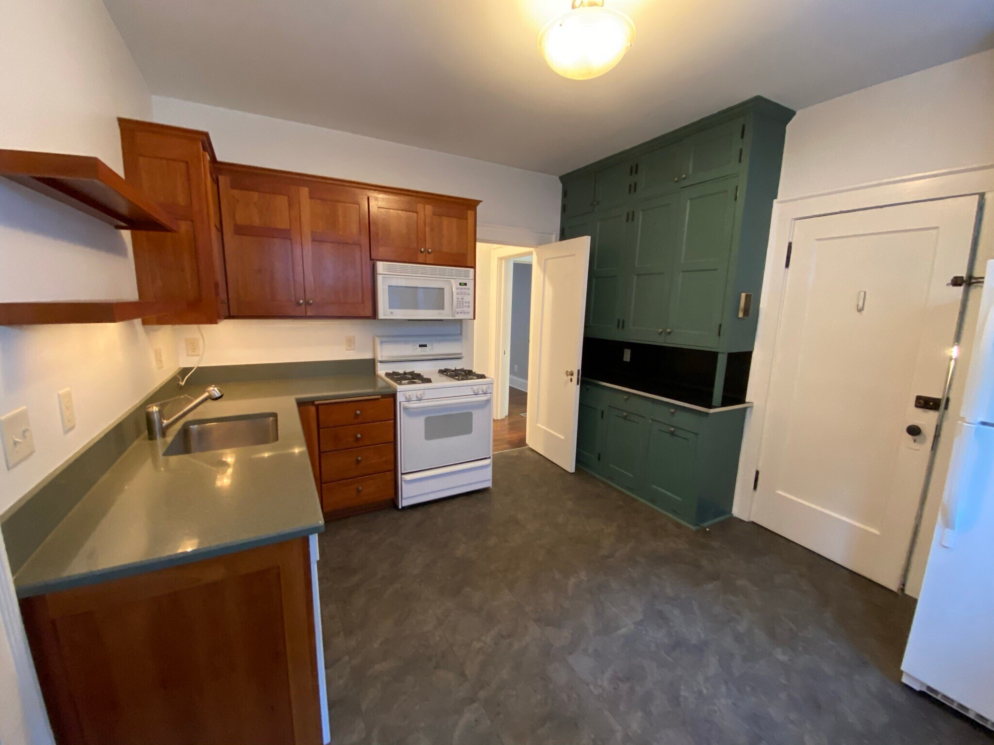 Building Photo - 589 Lincoln Ave