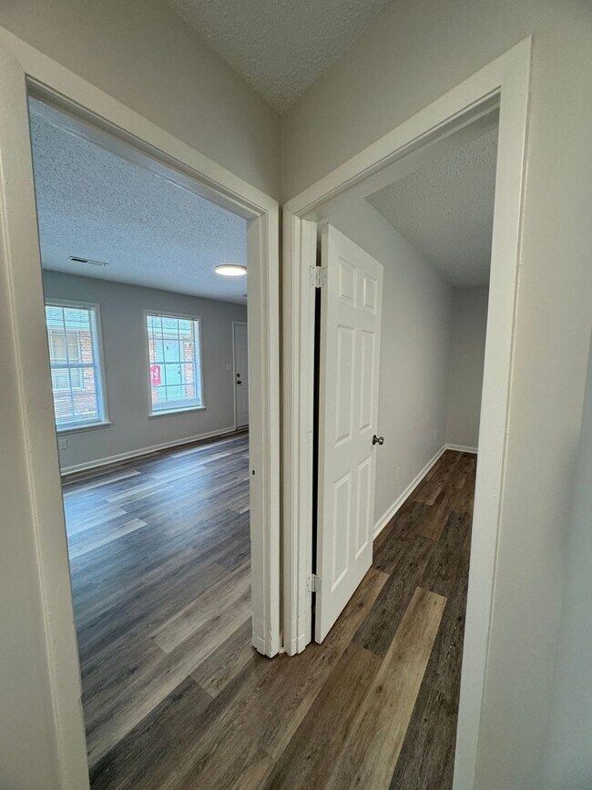 Building Photo - Move-In Special!! 1/2 Off First Month's Rent!!