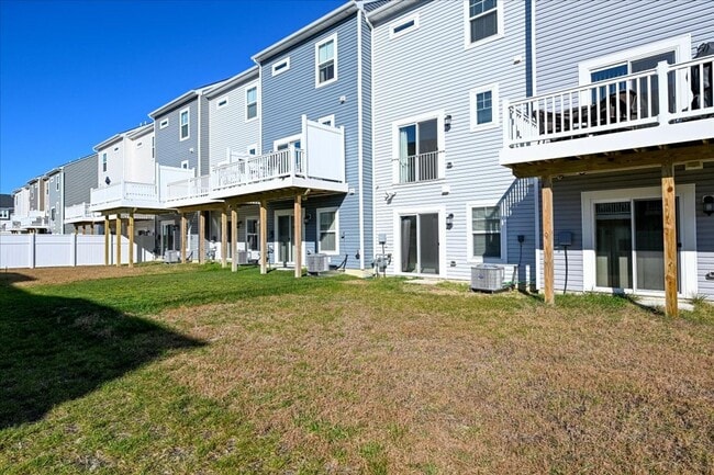 Building Photo - 1 month free with 24-month lease! Attracti...