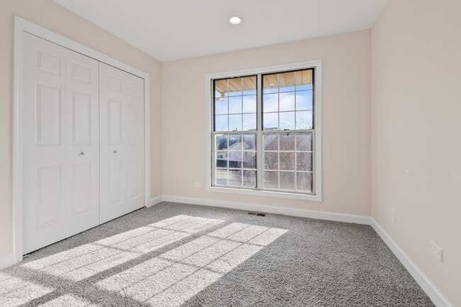 Building Photo - 546 W Parkside Dr