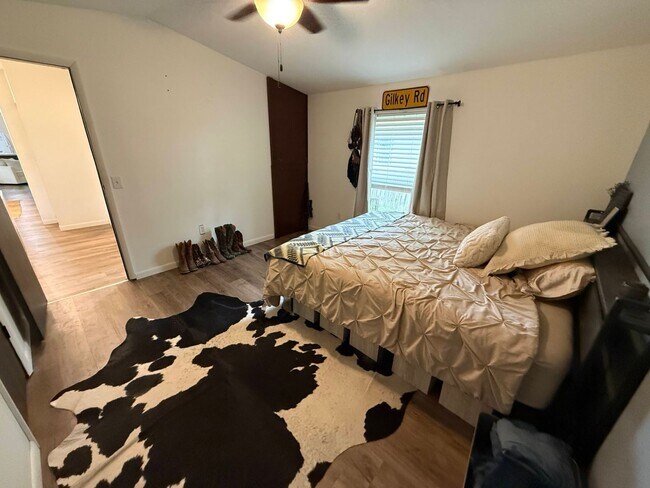 Building Photo - 3 Bedroom 1 Bath Fully Updated Home in Cli...