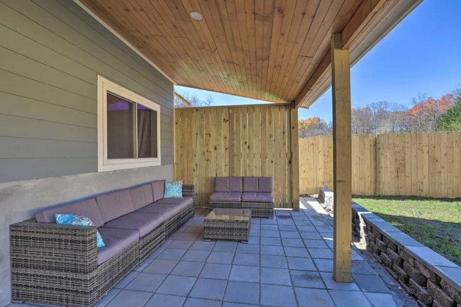 Building Photo - Black Mountain Furnished Lower Level Apart...