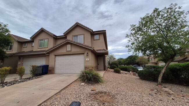 Building Photo - Remodeled 3 Bed / 2.5 Bath Townhome in Great Location