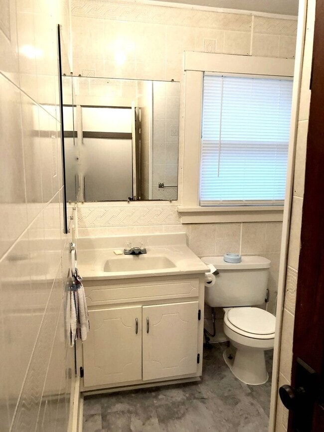 Building Photo - 2-Bed, 1-Bath Bungalow