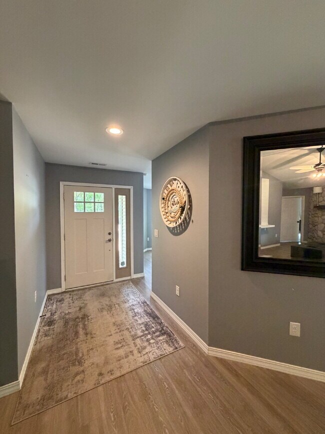 Building Photo - 1270 Skyview Dr