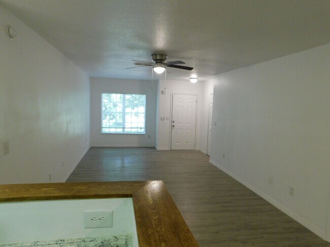 Building Photo - 2 Bed 2 Bath Split Plan Condo at Sunset Lake on Turkey Lake