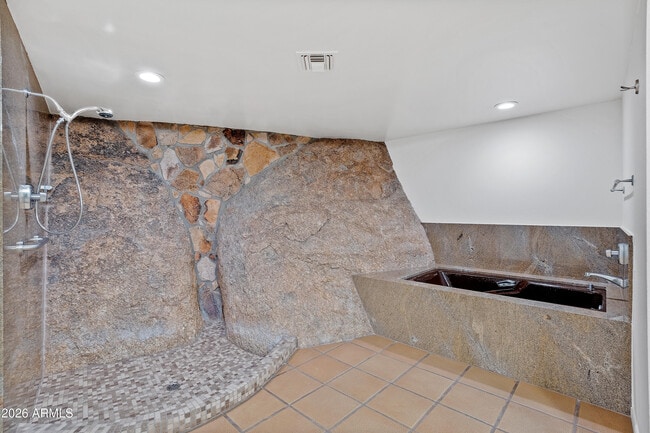 Building Photo - 6700 E Hawksnest Rd