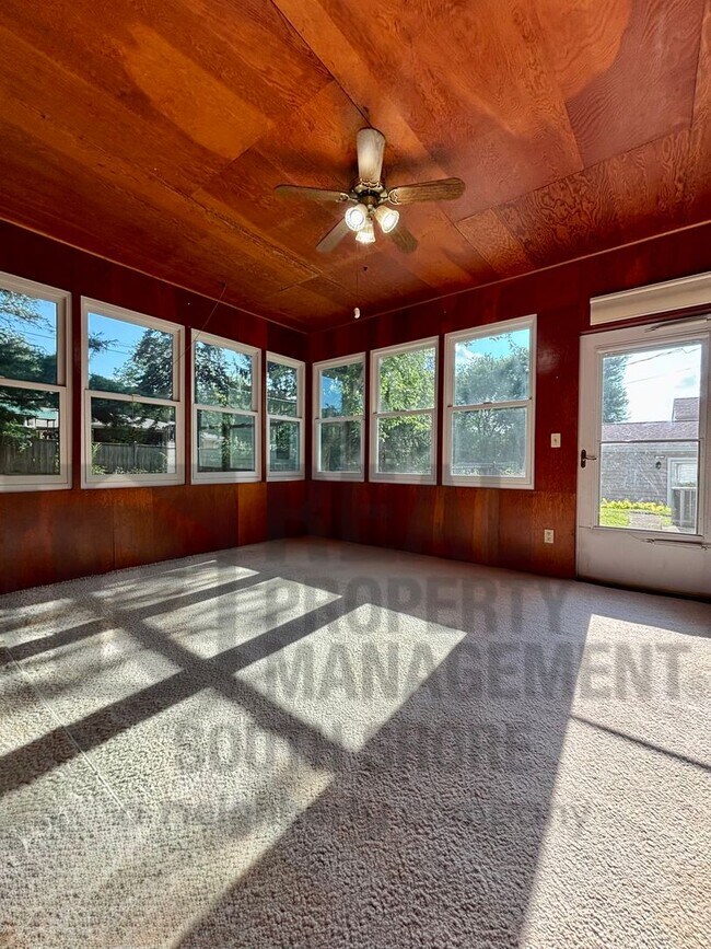 Building Photo - 555 Meadow Ln