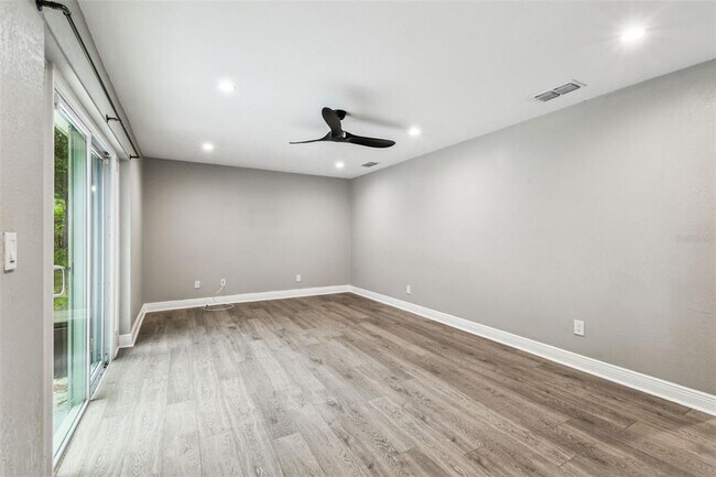 Building Photo - 6005 Lakeside Dr