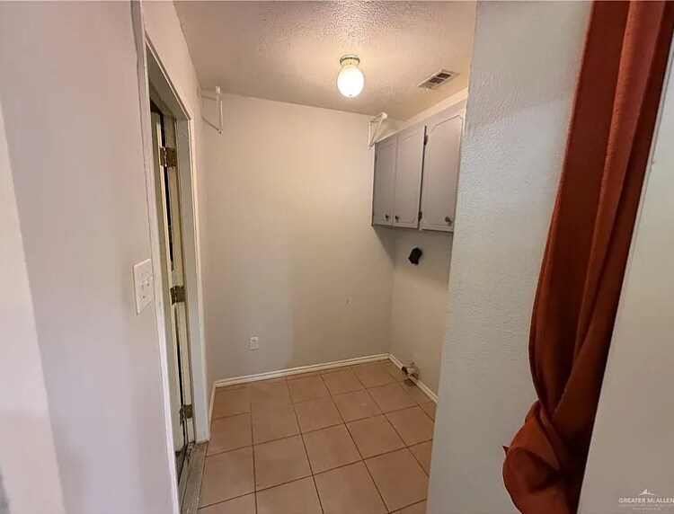Building Photo - 137 Mynah Ave