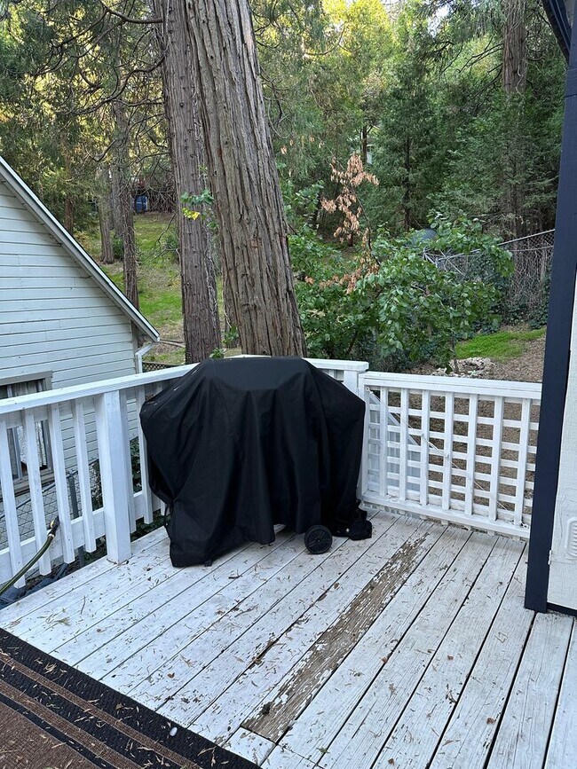 Building Photo - 2 bedroom 2bath with garage.