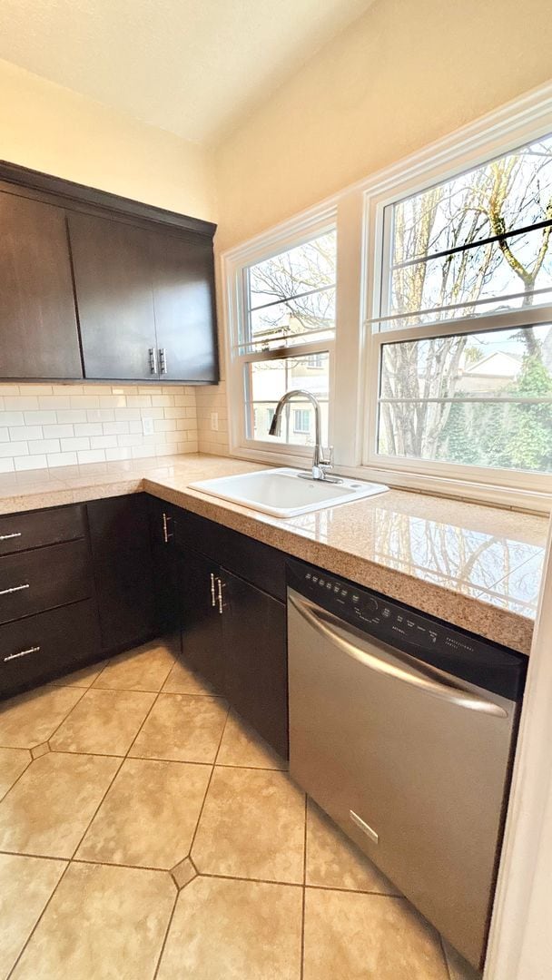 Building Photo - Modern Comfort in the Heart of Hosford Abernethy!