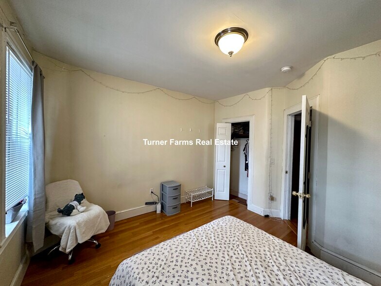 Building Photo - 146 Smith St