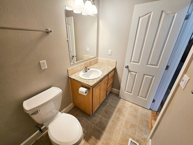 Building Photo - 917 N Cascade Dr