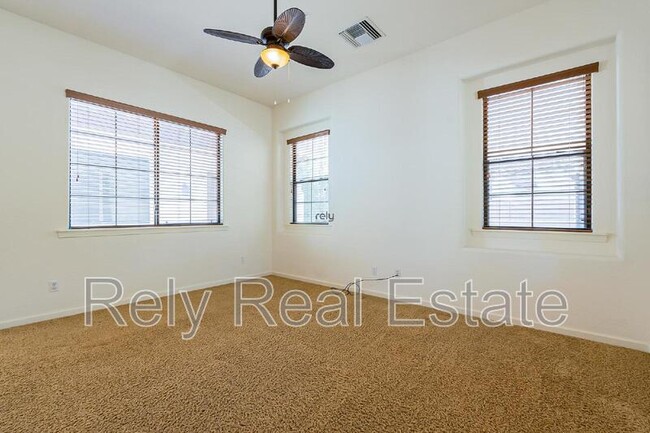 Building Photo - 734 W Juniper Ln