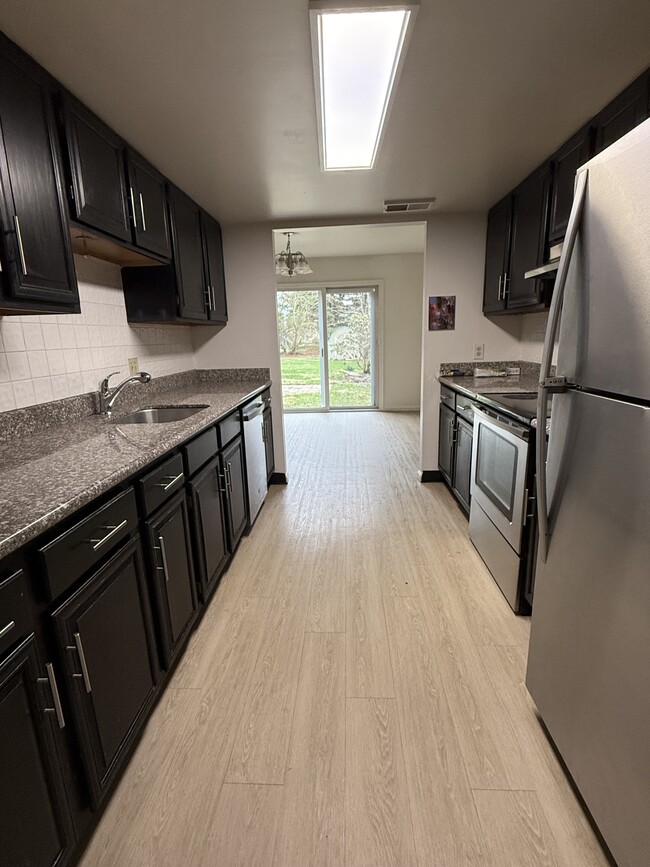 Building Photo - 345 Tamarack Dr