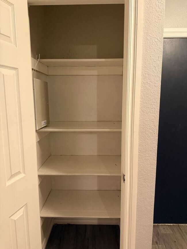 Building Photo - Charming Corner-Lot Duplex in the Heart of Yukon – Available Now!