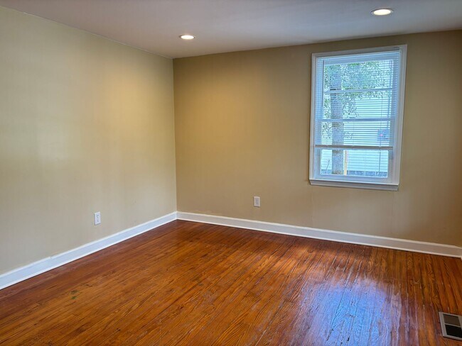 Building Photo - Available 9/1! Newly Renovated in Downtown...
