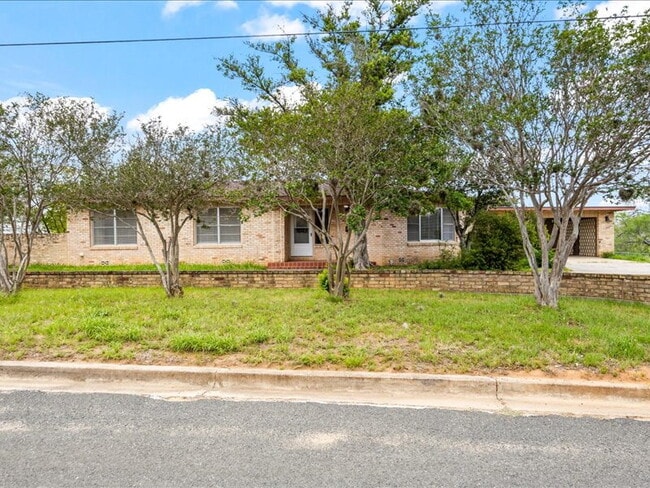 Building Photo - Charming 3-Bedroom Home with Spacious Livi...