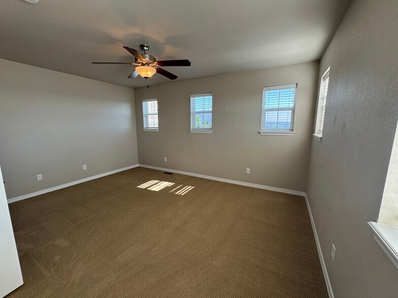 Building Photo - 475 Eclipse Dr