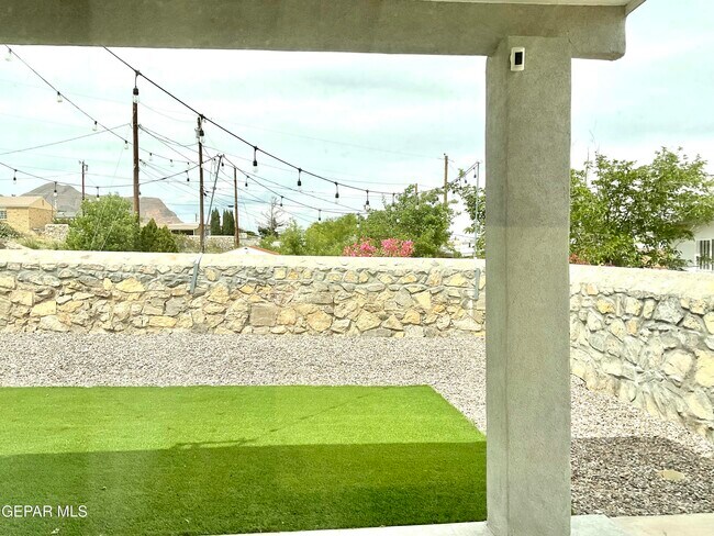 Building Photo - 8919 Eclipse St