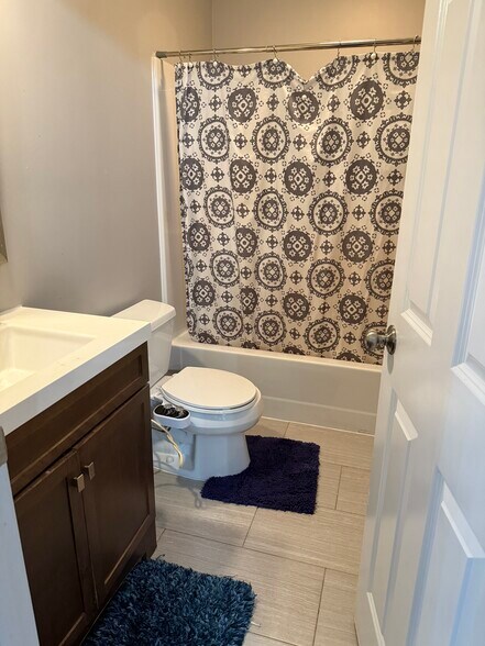 Master bath 2nd floor - 10 Brookside Ln