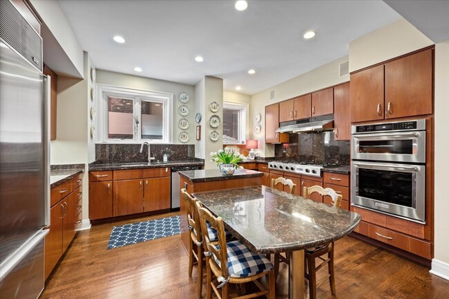 Building Photo - 2130 N Lincoln Park W