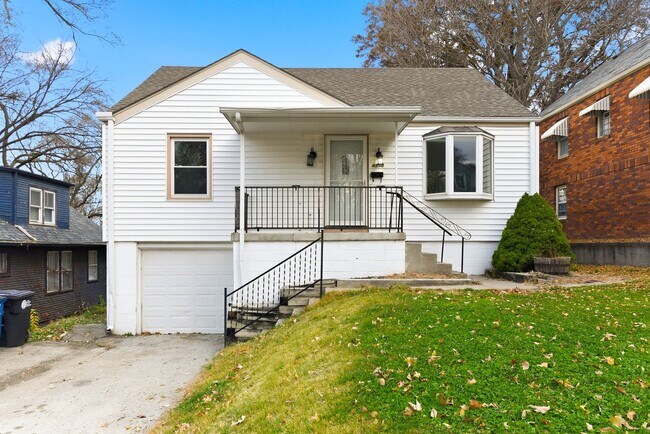 Building Photo - Spacious Three Bedroom!