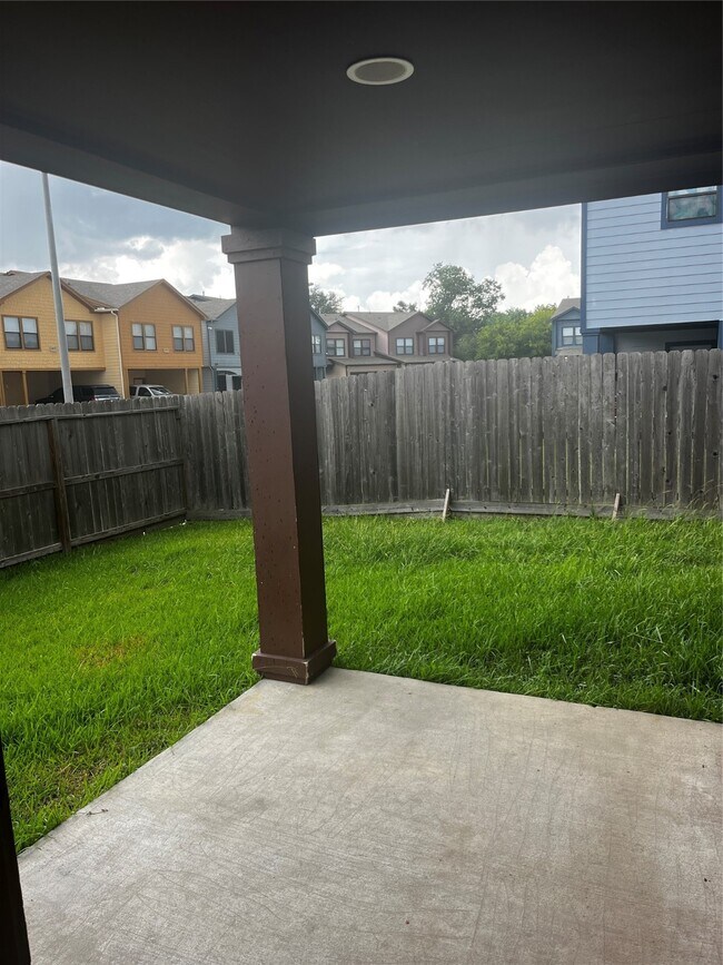 Building Photo - 4303 Oak Ridge Dr