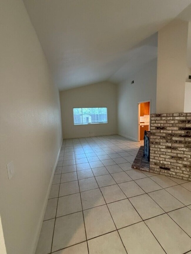 Building Photo - Beautiful Freshly Painted 3 Bedroom and 2 Bathroom Home in Carmichael $2,995.00 + Water