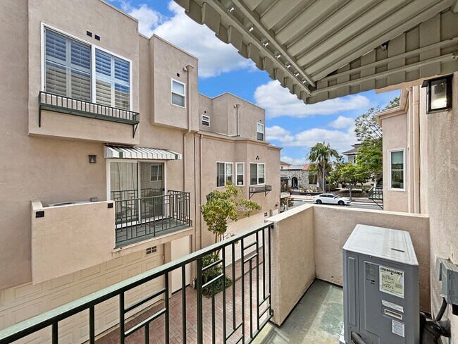 Building Photo - Charming 2BD/2.5BA Townhouse in Bankers Hi...