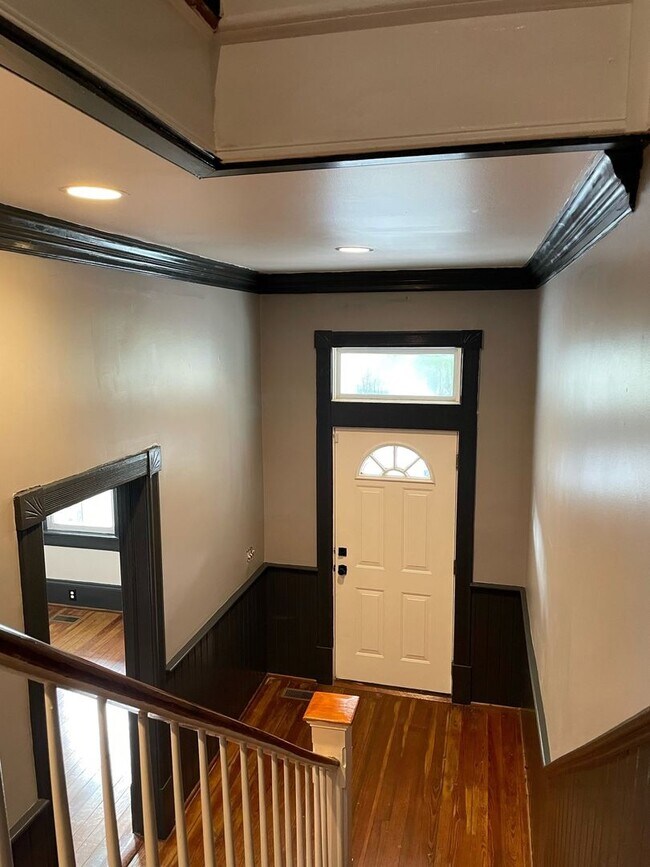 Building Photo - WALK TO STARLAND! APPLICATION PENDING