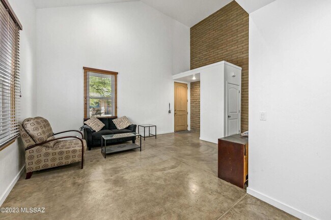 Building Photo - 527 N Jacobus Ave