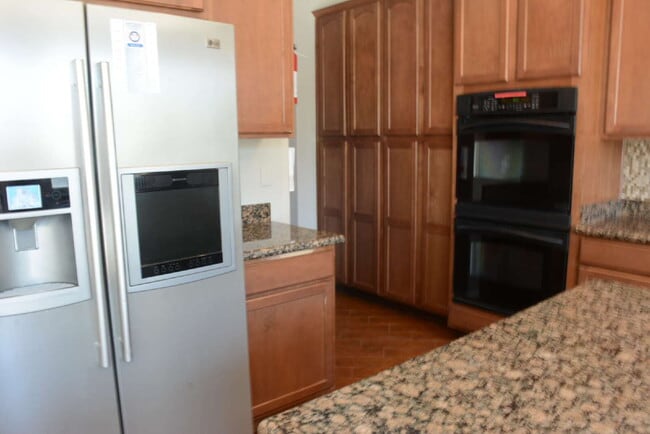 Building Photo - "Spacious 4-Bedroom Oasis with Granite Touches and Cozy Fireplace in Las Vegas!"