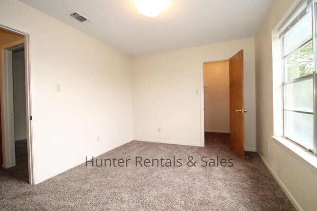 Building Photo - Rent Me Now!