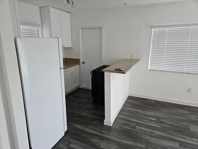Building Photo - Wonderful 1 Bed 1 Bathroom Condo In Escondido - Call Today