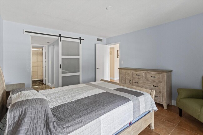 Building Photo - 2312 S Cypress Bend Dr