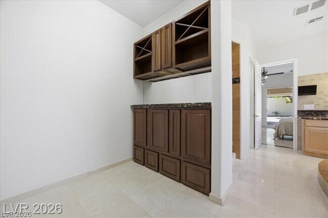 Building Photo - 2765 Struan Ave