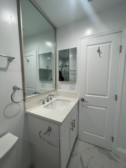 Building Photo - 1521 W Cerritos Ave